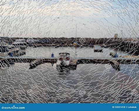 Hafen Durch Das Defekte Glas Stockfoto Bild von boot entlüftet 32031418