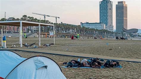 Turistes Low Cost Fan Parada I Fonda A Les Platges De La Barceloneta