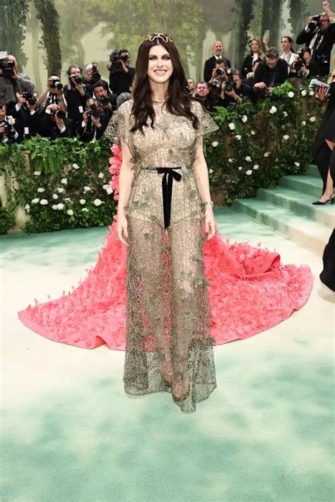 The Most Naked Dresses At The Met Gala Vogue Actrices Lana Del Rey