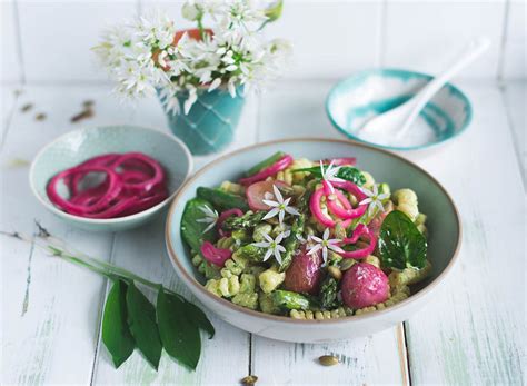 Fr Hlings Nudelsalat Spargel B Rlauch Bl Ten Und Pinke Zwiebeln