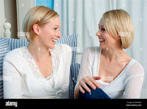 Zwei blonde Frauen lachen Porträt Stockfotografie Alamy