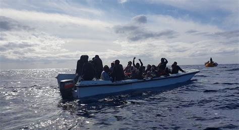 Migranti La Ocean Viking Salva 30 Persone Ora A Bordo Ci Sono 125