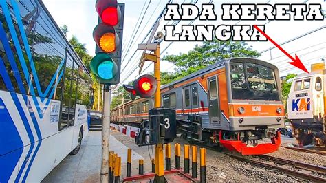 NONTON Kereta Api LANGKA Berbendera Merah Putih Di Perlintasan JPL 02