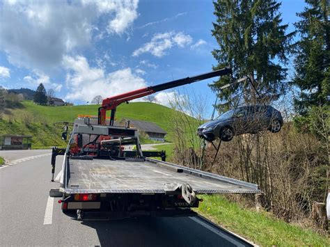 Menzingen Zg Alkoholisierter Autofahrer Kommt Von Strasse Ab