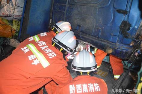 貴州黔西南：貨車側翻1人被困 消防成功營救 每日頭條