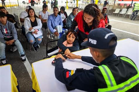 Miles de venezolanos hacen fila por cédula de identidad para poder