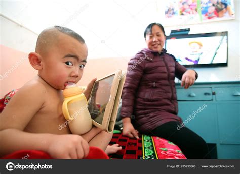 Ni O Chino Desnudo A Os Edad Yan Xiaoshuai Representa Con Abuela Foto