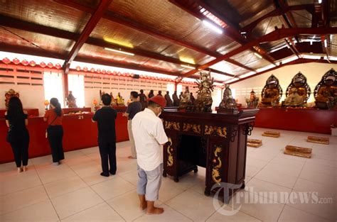 Ibadah Jelang Imlek Di Vihara Dharma Bhakti Foto