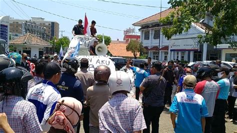 Protes Phk Sepihak Ratusan Buruh Pabrik Turun Ke Jalan