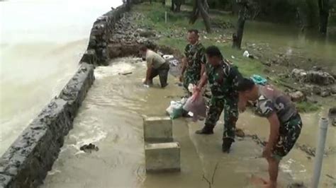 Banjir Di Perumahan Marina Semarang Karung Pasir Digunakan Untuk