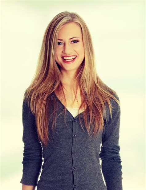 Das Schöne Blonde Mädchen in Einem Badezimmer Stockbild Bild von sauber haar