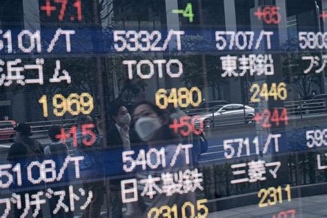 日本株は小幅続伸、金融や経済再開銘柄が上昇－ハイテクなどには売り Bloomberg