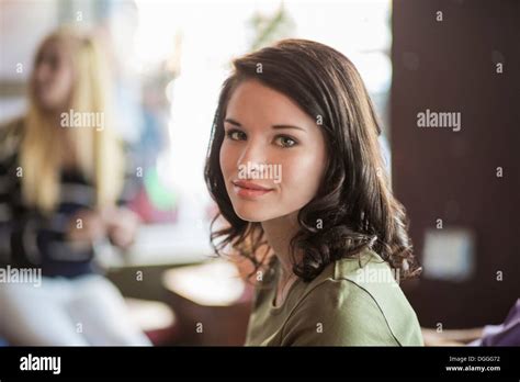 Retrato De Adolescente Morena Fotos E Imágenes De Stock Alamy