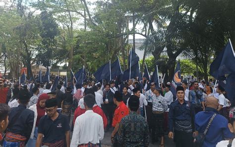 Ribuan Pendukung Nasdem Birukan Kpu Lombok Tengah Saat Mendaftar