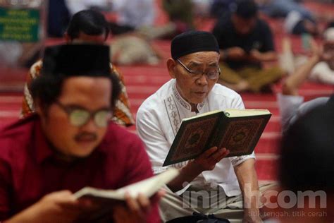 Foto Ibadah Tadarus Alquran Saat Puasa Ramadan Di Masjid Istiqlal