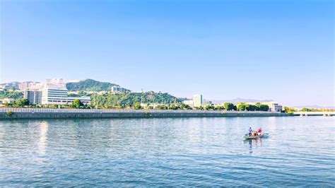 Premium Photo | West lake