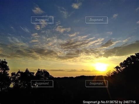 雲の隙間から見える夕日の写真・画像素材 6138752 Snapmart（スナップマート）