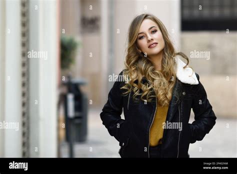 Femme blonde yeux bleus Banque de photographies et dimages à haute résolution Alamy