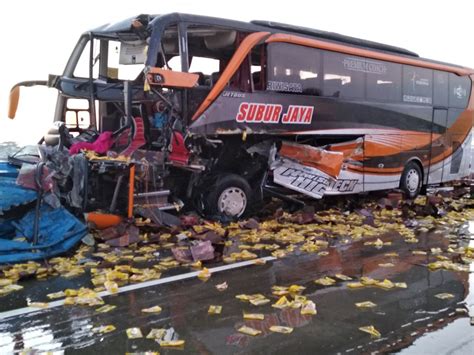 Berita Foto Ngerinya Kecelakaan Bus Wisata Vs Truk Di Tol Ngawi