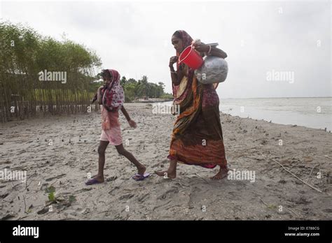 Munshigonj Bangladesh 9th Sep 2014 Women Collect Water From River