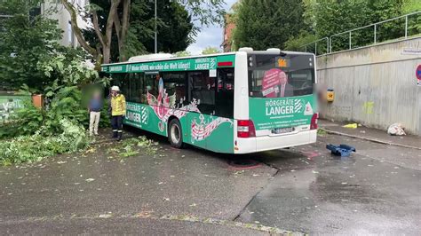 Nonstopnews Linienbus Mit 41 Fahrgästen Fährt Direkt Vor Schule Gegen