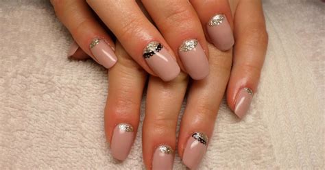 Stylizacja paznokci hybryda w kolorze nude z złotymi moonami