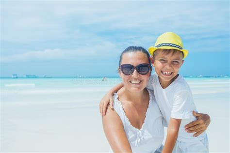 Família Feliz Que Descansa Na Praia No Verão Pai O Filho Que