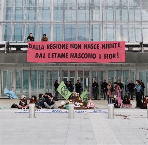 Chi Sono Gli Extinction Rebellion Che Hanno Scaricato Letame Alla Sede