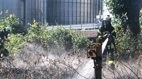 Feuerwehr Werl rückt zu einem Brand an der Bahnlinie zwischen Werl