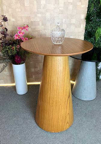 Mesa De Apoio Cone Laminada Em Madeira Natural Tampo 60cm Altura 70cm