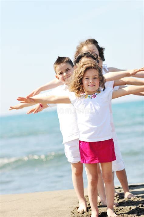 Enfants Jouant Avec Des Ballons La Plage Photo Stock Image Du Rouge