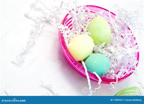 Ovos De Easter Na Bacia Cor De Rosa Imagem De Stock Imagem De