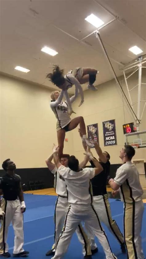 Wow The Crowd Amazing College Cheer Pyramid Sequence Cheerleading