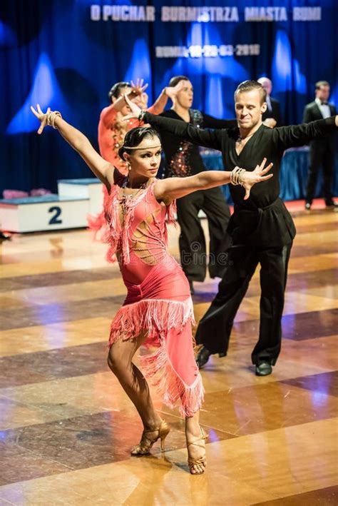 Bailarines Que Bailan La Danza Latina Imagen De Archivo Editorial Imagen De Hombre Bailarines