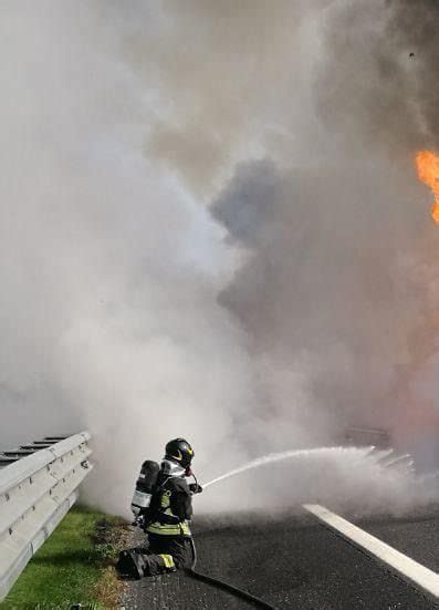 Latisana Auto A Fuoco In Autostrada Conducente Si Mette In Salvo