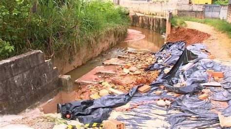 Moradores Sofrem Estragos Causados Pela Chuva Em Campo Limpo