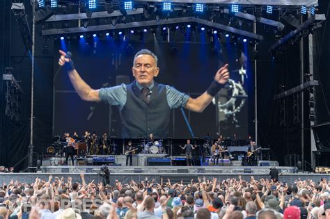 Bruce Springsteen covers 'A Rainy Night in Soho' in tribute to Shane ...