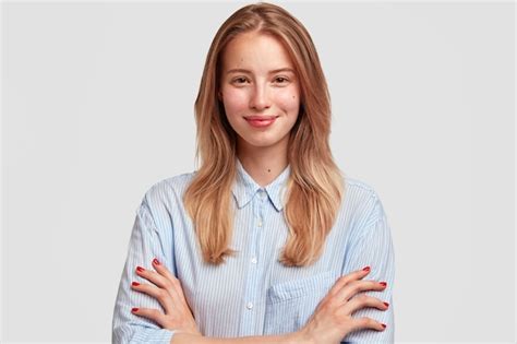 Portrait De Jeune Femme Blonde Photo Gratuite