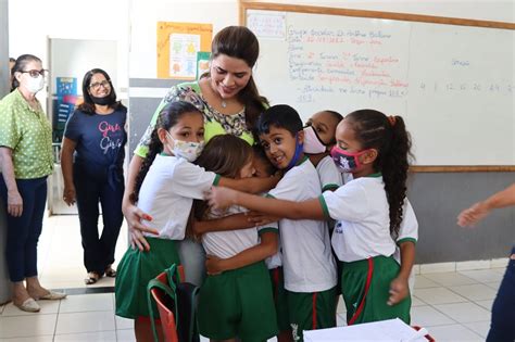 Prefeitura de Sento Sé entrega uniformes escolares para alunos da rede