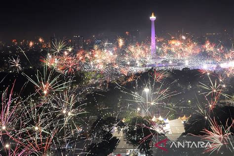 Ribuan Petugas Kebersihan Dikerahkan Saat Malam Tahun Baru Di Jakarta