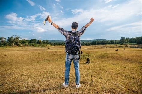 Un Homme Voyageur Avec Un Sac à Dos Portant Une Carte Et Debout Sur La