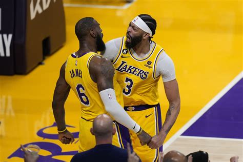 VIDEO Lakers uzvar dramatiskā cīņā un sper platu soli pretī otrajai