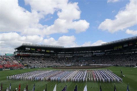 ＜全国高校野球選手権大会＞開会式で4年ぶりにベンチ入り全選手が入場行進する（撮影・成瀬 徹） ― スポニチ Sponichi Annex 野球