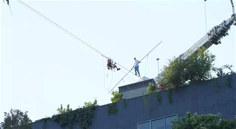 La Passeggiata Del Funambolo Andrea Loreni Tra Bosco Verticale E Torre