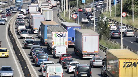 Un Accidente De Tr Fico Provoca Kil Metros De Retenciones En La A