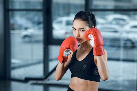 Boxeador De Sexo Femenino Joven En Guantes En La Mirada Del Gimnasio