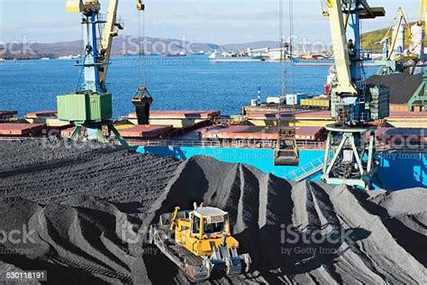 Pegunungan Batu Bara Di Pelabuhan Foto Stok Unduh Gambar Sekarang