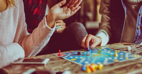Игры для посиделок с друзьями: 15 самых интересных идей для веселой ...