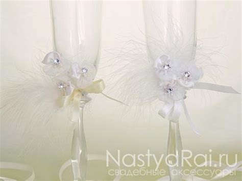 Украшение с пером, белые