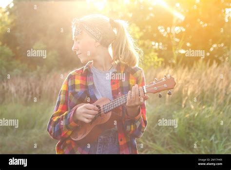 Defocus girl with guitar on sunset. Teen girl walking on nature ...